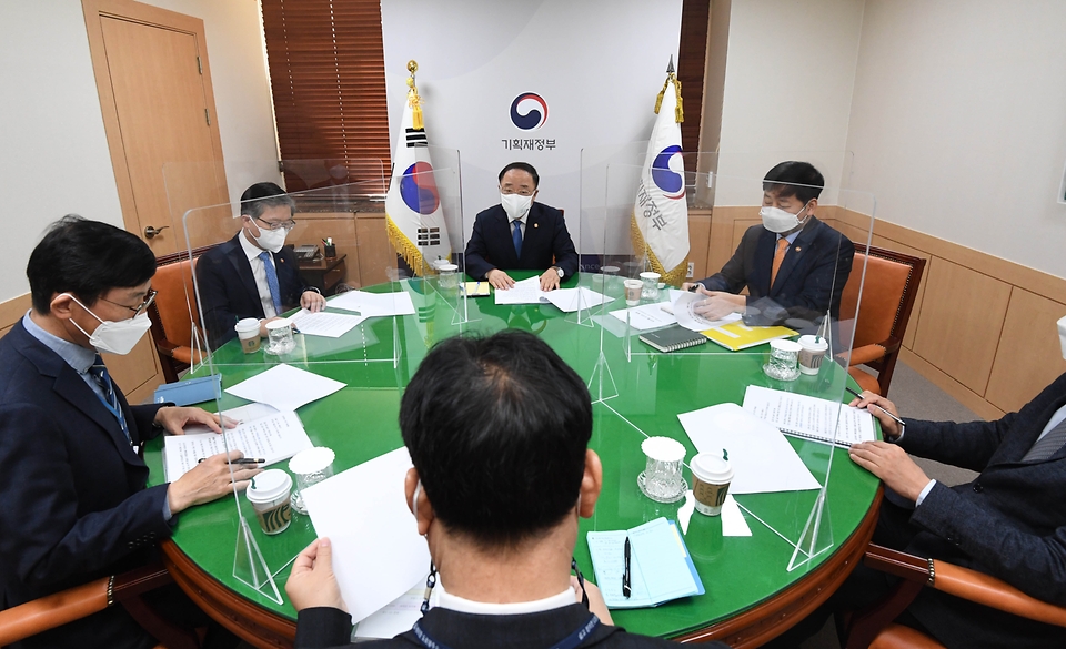 홍남기 부총리 겸 기획재정부 장관이 7일 서울 광화문 정부서울청사에서 열린 ‘부동산 관계장관회의’를 주재하고 있다. 