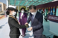 문재인 대통령이 5일 오후 대전광역시 국군간호사관학교에서 열린 제61기 졸업 및 임관식에서 졸업생도에게 계급장을 수여하고 있다. 