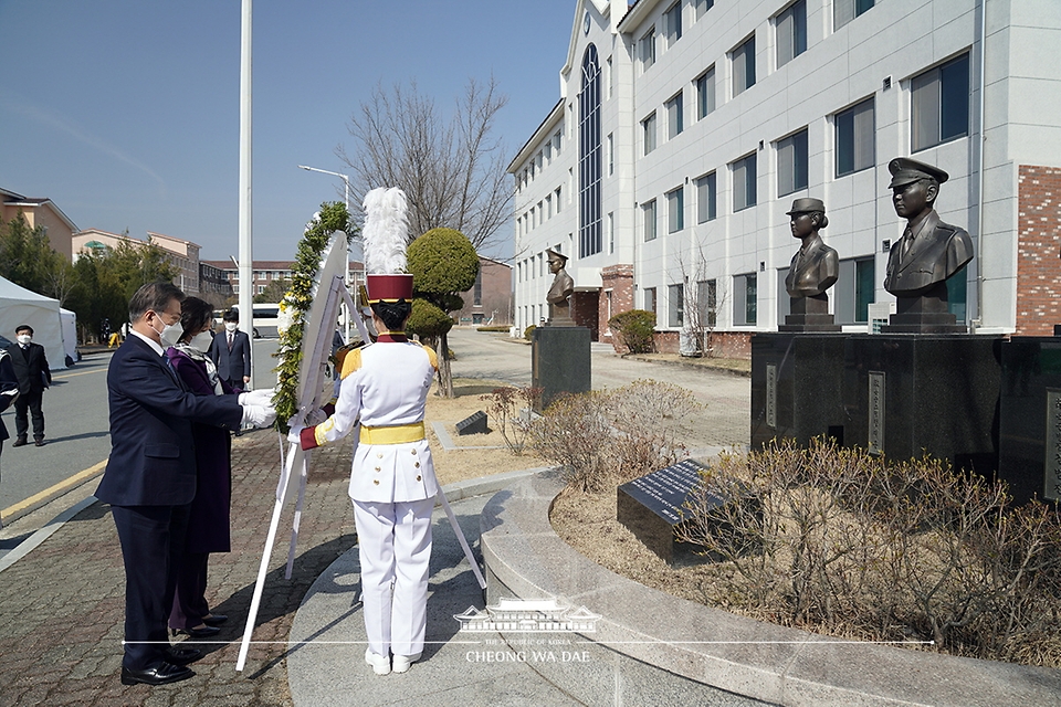 문재인 대통령과 김정숙 여사가 5일 오후 대전광역시 국군간호사관학교에서 열린 제61기 졸업 및 임관식 참석에 앞서 고 선효선 추모 흉상에 헌화하고 있다.