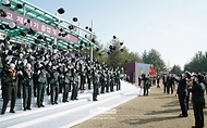 문재인 대통령이 5일 오후 대전광역시 국군간호사관학교에서 열린 제61기 졸업 및 임관식에서 기념촬영을 하는 졸업생도들에게 박수를 보내고 있다.