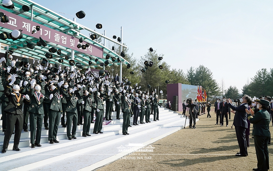 문재인 대통령이 5일 오후 대전광역시 국군간호사관학교에서 열린 제61기 졸업 및 임관식에서 기념촬영을 하는 졸업생도들에게 박수를 보내고 있다.