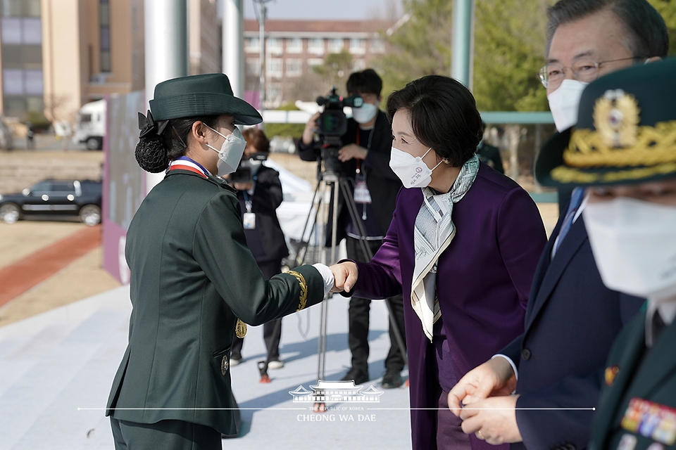 김정숙 여사가 5일 오후 대전광역시 국군간호사관학교에서 열린 제61기 졸업 및 임관식에서 문재인 대통령으로부터 계급장을 수여받은 졸업생도와 주먹인사를 하고 있다.