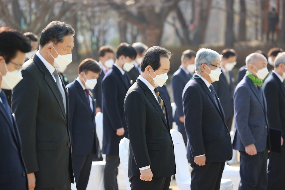 정세균 국무총리가 8일 오후 대전시청 남문광장에서 열린 제61주년 3.8민주의거 기념식에 참석하여 주요 내빈과 함께 국민의례를 하고 있다.