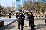 정세균 국무총리가 8일 오후 대전시청 남문광장에서 열린 제61주년 3.8민주의거 기념식에 참석하기 전 3.8민주의거기념탑에 방문하여 주요 내빈과 함께 헌화참배를 하고 있다.