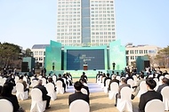 정세균 국무총리가 8일 오후 대전시청 남문광장에서 열린 제61주년 3.8민주의거 기념식에 참석하여 기념사를 하고 있다.