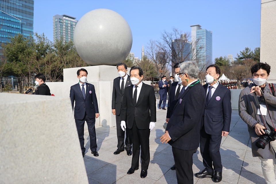 정세균 국무총리가 8일 오후 대전시청 남문광장에서 열린 제61주년 3.8민주의거 기념식에 참석하기 전 3.8민주의거기념탑에 방문하여 주요 내빈과 함께 헌화참배 후 기념탑을 둘러보고 있다.