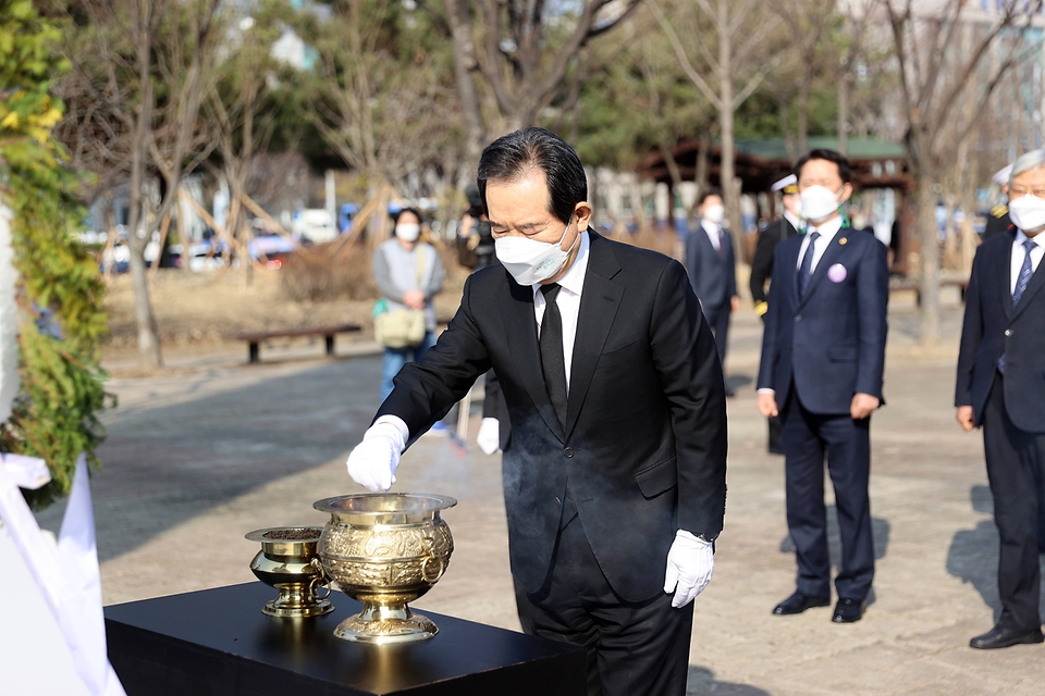 정세균 국무총리가 8일 오후 대전시청 남문광장에서 열린 제61주년 3.8민주의거 기념식에 참석하기 전 3.8민주의거기념탑에 방문하여 주요 내빈과 함께 헌화참배를 하고 있다.