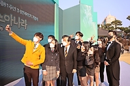 8일 오후 대전시청 남문광장에서 열린 제61주년 3.8민주의거 기념식에서 학생들과 기념촬영을 하고 있다.