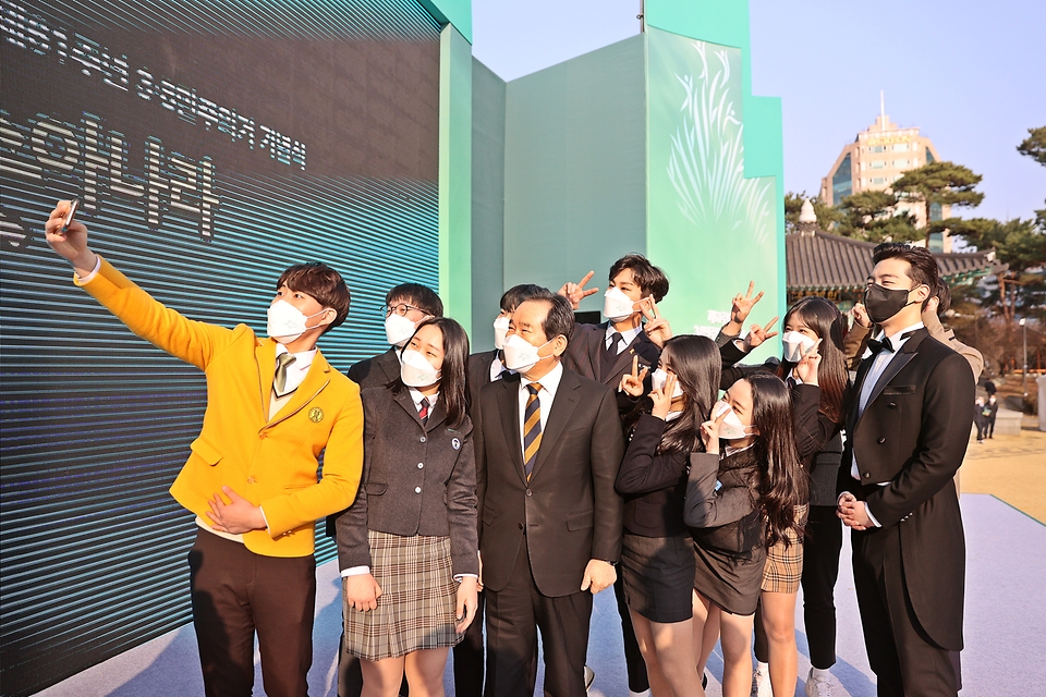 8일 오후 대전시청 남문광장에서 열린 제61주년 3.8민주의거 기념식에서 학생들과 기념촬영을 하고 있다.