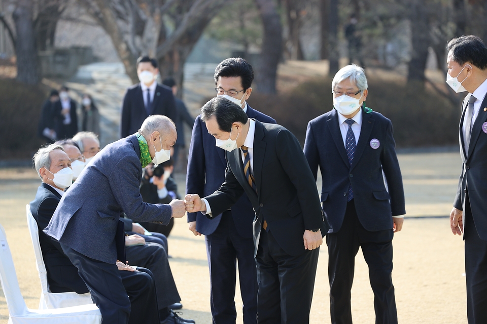 정세균 국무총리가 8일 오후 대전시청 남문광장에서 열린 제61주년 3.8민주의거 기념식에 참석하여 주요 내빈과 함께 인사를 나누고 있다.