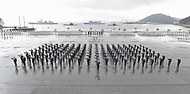 12일 오후 경남 창원시 해군사관학교 연병장에서 열린 ‘제75기 해군사관생도 졸업 및 임관식’에서 해군·해병대 신임 소위들이 임관 선서를 하고 있다.