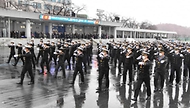 12일 오후 경남 창원시 해군사관학교 연병장에서 열린 ‘제75기 해군사관생도 졸업 및 임관식’에서 해군·해병대 신임 소위들이 분열하고 있다.