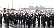 12일 오후 경남 창원시 해군사관학교 연병장에서 열린 ‘제75기 해군사관생도 졸업 및 임관식’에서 해군·해병대 신임 소위들이 임관 선서를 하고 있다. 