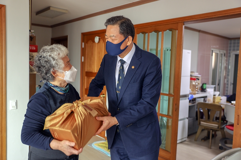 10일 황기철 국가보훈처장이 서해수호의 날 계기로 부여군 은산면에 계시는 천안함 국가유공자 고 민평기씨 유족 윤청자씨 자택을 방문하여 위문품을 전달하고 있다.