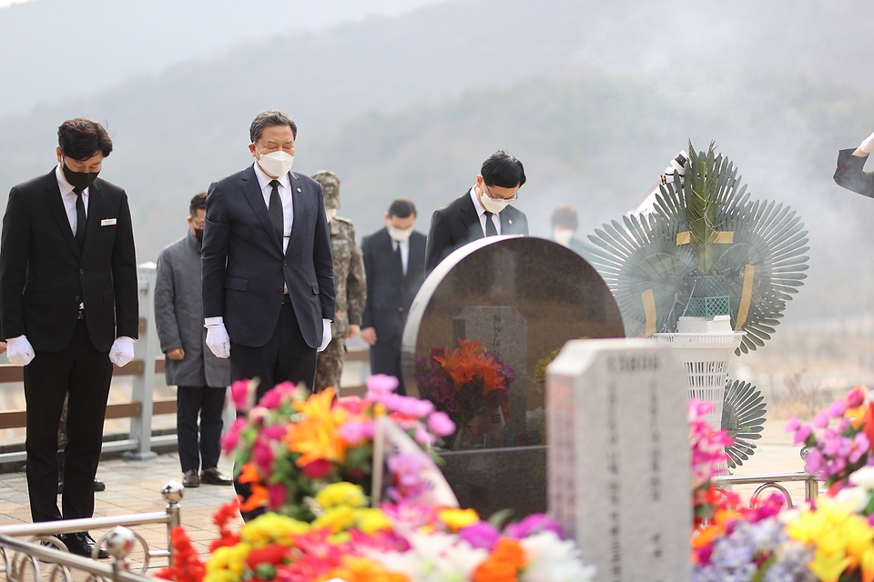 9일 황기철 국가보훈처장이 국립대전현충원에서 열린 서해수호의 날 계기 참전장병 간담회에 참석하기 전 천안함 합동묘역을 찾아 헌화 및 참배를 하고 있다.