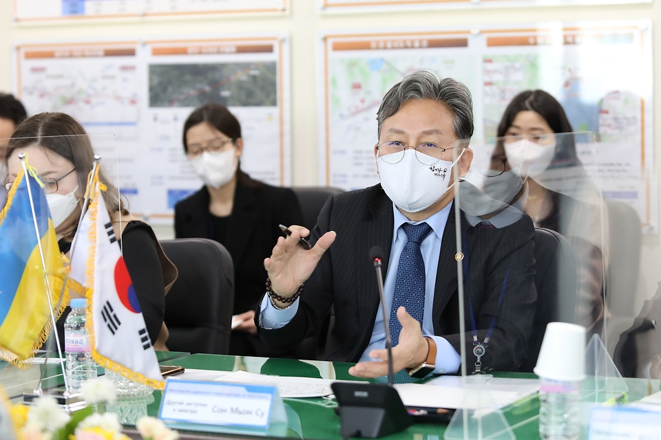 손명수 국토교통부 2차관이 16일 서울 용산구 국가철도공단 수도권본부에서 우크라이나 인프라협력단과 우크라이나 고속철도 건설 사업, 전동차 수출 등 양국 간 협력방안을 논의하고 있다.