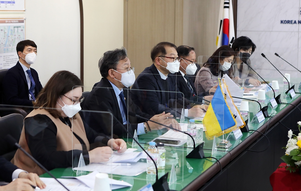 손명수 국토교통부 2차관이 16일 서울 용산구 국가철도공단 수도권본부에서 우크라이나 인프라협력단과 우크라이나 고속철도 건설 사업, 전동차 수출 등 양국 간 협력방안을 논의하고 있다.