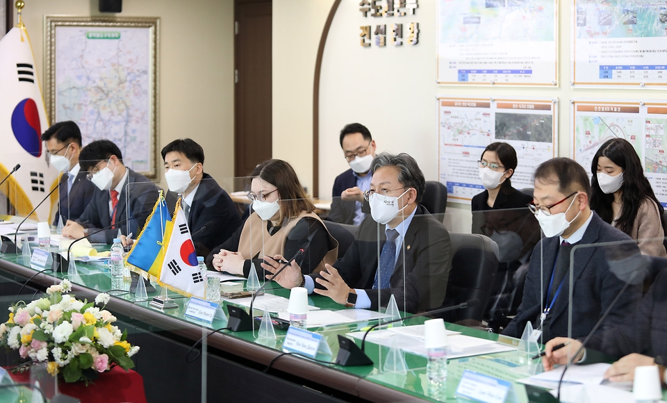 손명수 국토교통부 2차관이 16일 서울 용산구 국가철도공단 수도권본부에서 우크라이나 인프라협력단과 우크라이나 고속철도 건설 사업, 전동차 수출 등 양국 간 협력방안을 논의하고 있다.