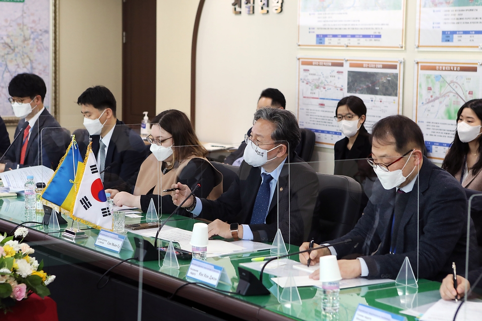 손명수 국토교통부 2차관이 16일 서울 용산구 국가철도공단 수도권본부에서 우크라이나 인프라협력단과 우크라이나 고속철도 건설 사업, 전동차 수출 등 양국 간 협력방안을 논의하고 있다.