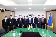 손명수 국토교통부 2차관이 16일 서울시 용산구 국가철도공단 수도권본부에서 우크라이나 인프라협력단과 우크라이나 고속철도 건설 사업, 전동차 수출 등 양국 간 협력방안을 논의한 뒤 관계자들과 기념촬영을 하고 있다.