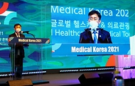 양성일 보건복지부 제1차관이 18일 오전 서울 강남구 코엑스 그랜드볼룸에서 열린 ‘메디칼 코리아 2021’ 제11회 글로벌 헬스케어 & 의료관광 컨퍼런스 개막행사에 참석해 권덕철 보건복지부 장관의 축사를 대독하고 있다.