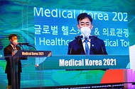 양성일 보건복지부 제1차관이 18일 오전 서울 강남구 코엑스 그랜드볼룸에서 열린 ‘메디칼 코리아 2021’ 제11회 글로벌 헬스케어 & 의료관광 컨퍼런스 개막행사에 참석해 권덕철 보건복지부 장관의 축사를 대독하고 있다.