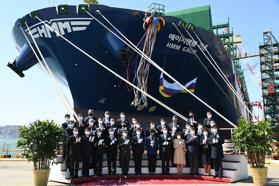 문성혁 해양수산부 장관이 22일 현대중공업 울산 본사에서 열린 초대형 컨테이너선 ‘에이치엠엠 가온’(HMM GAON)호 명명식에서 참석자들과 기념 촬영을 하고 있다.
