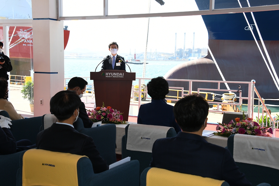 문성혁 해양수산부 장관이 22일 현대중공업 울산 본사에서 열린 ‘에이치엠엠 가온’(HMM GAON)호 명명식에서 축사하고 있다.