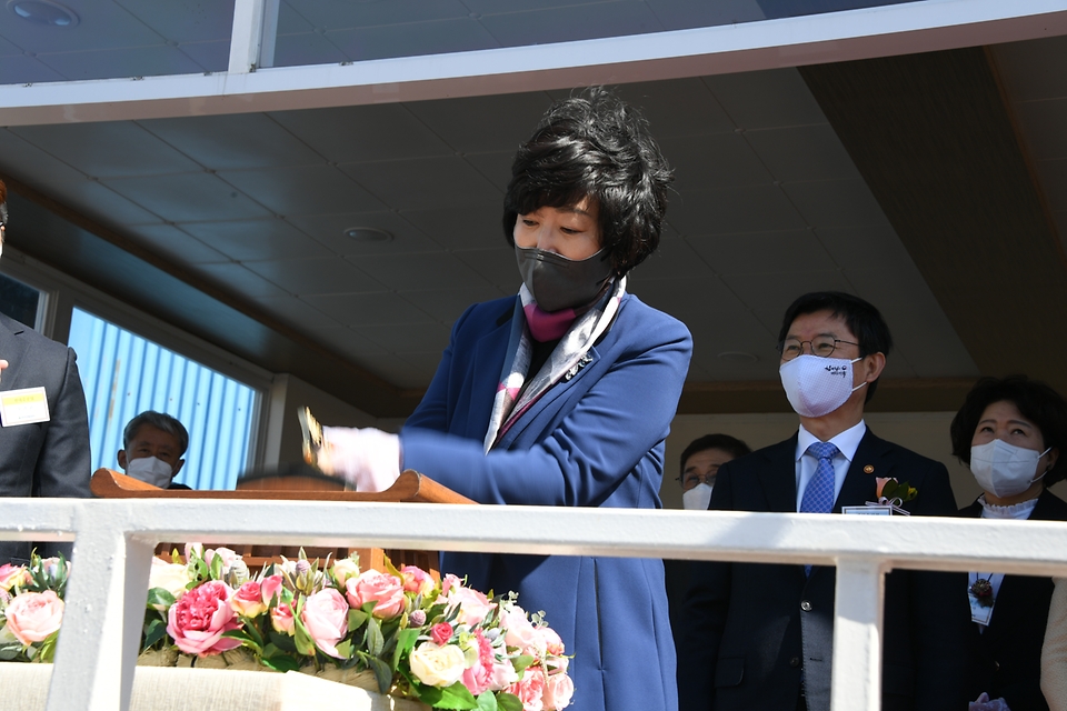 김현이 여사가 22일 현대중공업 울산 본사에서 열린 ‘에이치엠엠 가온’(HMM GAON)호 명명식에 참석해 명명줄을 절단하고 있다.