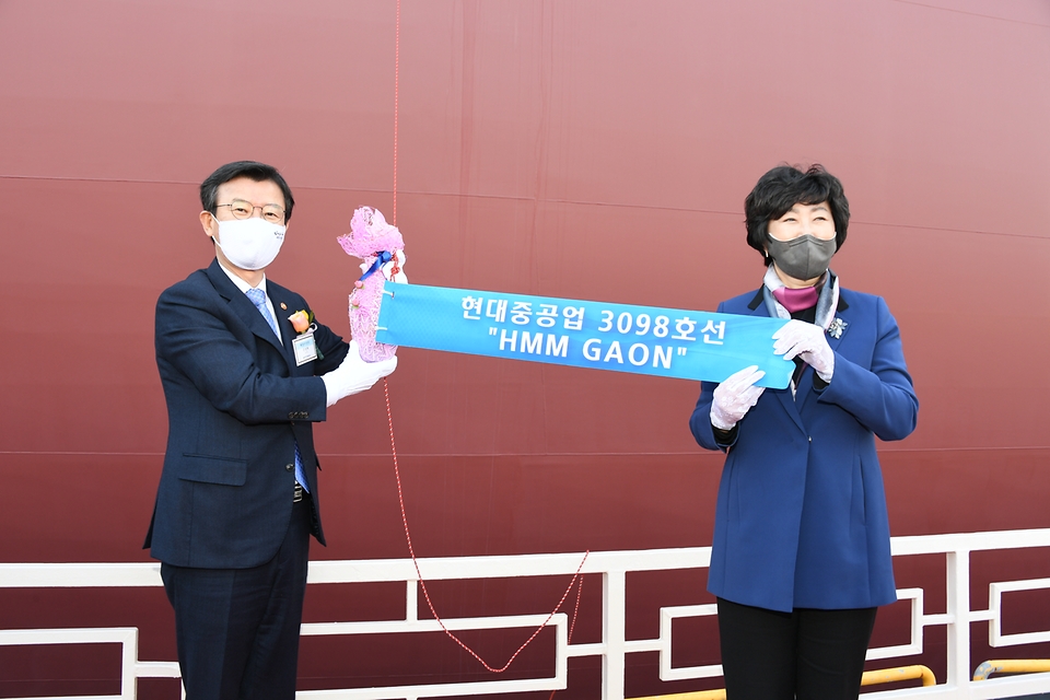 문성혁 해양수산부 장관이 22일 현대중공업 울산 본사에서 열린 ‘에이치엠엠 가온’(HMM GAON)호 명명식에서 김현이 여사와 샴페인 브레이킹 행사를 하고 있다.