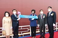 문성혁 해양수산부 장관이 22일 현대중공업 울산 본사에서 열린 ‘에이치엠엠 가온’(HMM GAON)호 명명식에서 김현이 여사와 샴페인 브레이킹 행사를 하고 있다.