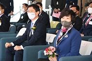 문성혁 해양수산부 장관이 22일 현대중공업 울산 본사에서 열린 초대형 컨테이너선 ‘에이치엠엠 가온’(HMM GAON)호 명명식에 김현이 여사와 참석하고 있다.