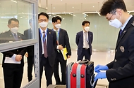 임재현 관세청장이 30일 인천공항 제1여객터미널 입국장에서 여행자 가방 현품 검사 현장을 점검하고 있습니다.