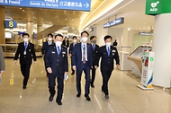 임재현 관세청장이 30일 인천공항 제1여객터미널 입국장을 순시하고 있습니다.