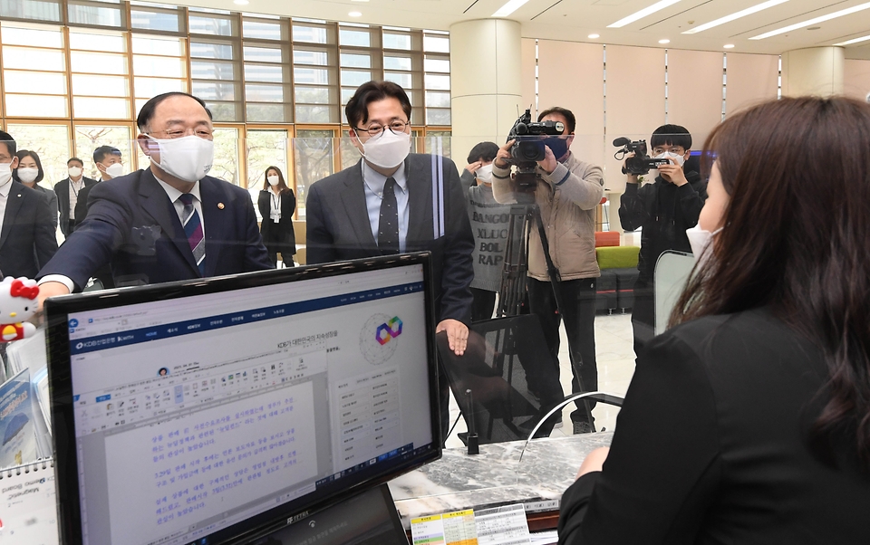 홍남기 경제부총리 겸 기획재정부 장관과 홍익표 더불어민주당 정책위의장이 1일 서울 여의도 산업은행 뉴딜펀드 판매 창구를 방문, 펀드 판매 직원을 격려하고 있다.