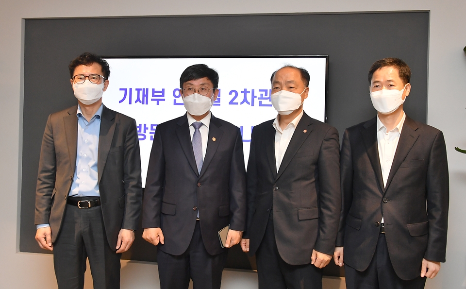 안도걸 기획재정부 차관이 8일 서울 마포구 신사업창업사관학교(드림 스퀘어)를 방문, 기념촬영을 하고 있다.