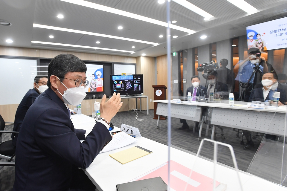 안도걸 기획재정부 차관이 8일 서울 마포구 신사업창업사관학교(드림 스퀘어)를 방문, ‘소상공인 버팀목자금 플러스’ 집행 현장 보고를 받은 후 인사말을 하고 있다.