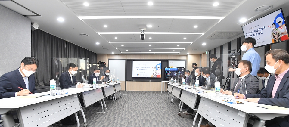 안도걸 기획재정부 차관이 8일 서울 마포구 신사업창업사관학교(드림 스퀘어)를 방문, ‘소상공인 버팀목자금 플러스’ 집행 현장 보고를 받은 후 인사말을 하고 있다.