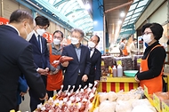 권칠승 중소벤처기업부 장관이 8일 대전 신도꼼지락시장을 방문해 전통시장 제품을 살펴보고 있다.