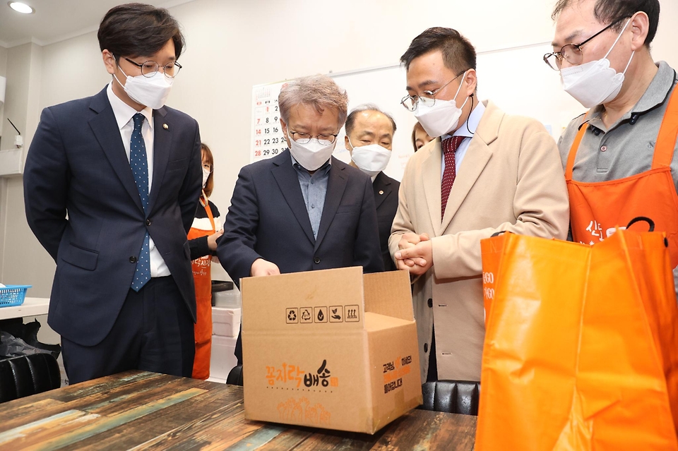 권칠승 중소벤처기업부 장관이 8일 대전 신도꼼지락시장을 방문해 시장 물품 배송 서비스를 살펴보고 있다.