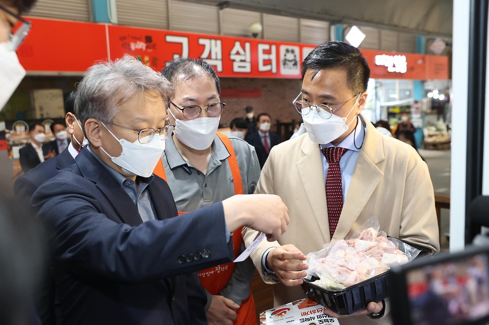 권칠승 중소벤처기업부 장관이 8일 대전 신도꼼지락시장을 방문해 밀키트 제품을 살펴보고 있다.