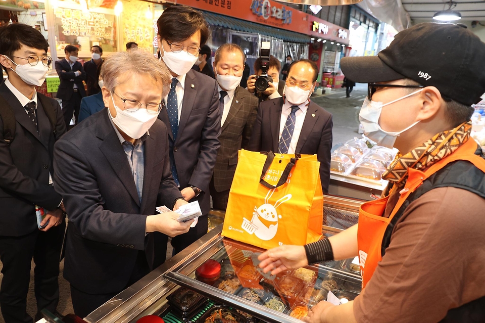 권칠승 중소벤처기업부 장관이 8일 대전 신도꼼지락시장을 방문해 전통시장 제품을 구매하고 있다.