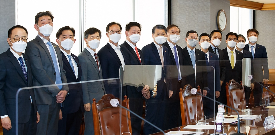 9일 서울 중구 은행연합회에서 열린 여신전문금융회사·저축은행 최고경영자(CEO) 간담회에 앞서 참석자들이 기념사진을 찍고 있다.