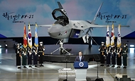 문재인 대통령이 9일 경남 사천시 한국항공우주산업(KAI) 고정익동에서 열린 한국형 전투기 보라매(KF-21) 시제기 출고식에서 기념연설을 하고 있다. 
