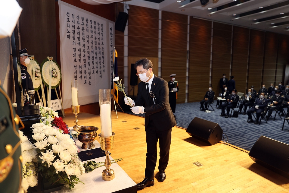 이남우 국가보훈처 차장이 11일 오후 2시 백범김구기념관에서 열린 대한민국임시정부 선열 추념식에 참석하여 헌화 및 분향을 하고 있다.