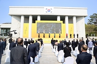 황기철 국가보훈처장이 11일 서울시 백범김구기념관에서 열린 제102주년 대한민국임시정부수립 기념식에 참석하여 주요 내빈들과 함께 국민의례를 하고 있다.