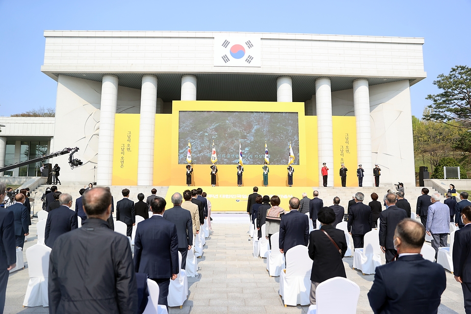 황기철 국가보훈처장이 11일 서울시 백범김구기념관에서 열린 제102주년 대한민국임시정부수립 기념식에 참석하여 주요 내빈들과 함께 국민의례를 하고 있다.