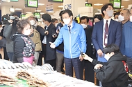 문성혁 해양수산부장관이 12일 서울 동작구 노량진수산물도매시장을 찾아 원산지 관리 실태 점검에 나서고 있다.