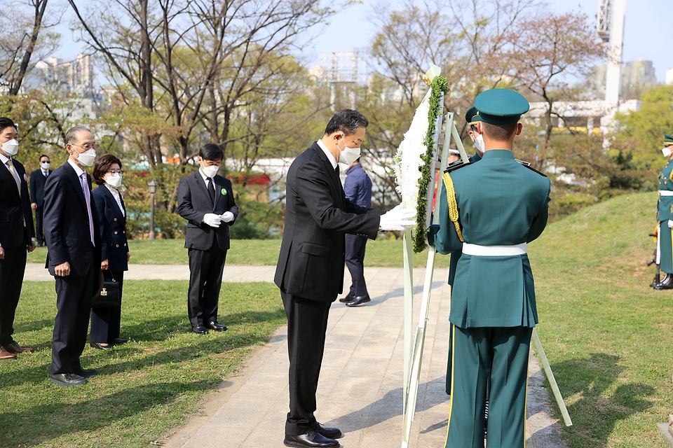 황기철 국가보훈처장이 11일 서울시 백범김구기념관에서 열린 제102주년 대한민국임시정부수립 기념식에 참석하기 전 주요 내빈 및 임정요인 후손들과 함께 효창공원 내 임정요인묘역, 삼의사묘역, 백범김구묘역에 헌화참배를 하고 있다.