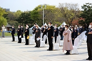 황기철 국가보훈처장이 11일 서울시 백범김구기념관에서 열린 제102주년 대한민국임시정부수립 기념식에 참석하여 주요 내빈들과 함께 국민의례를 하고 있다.